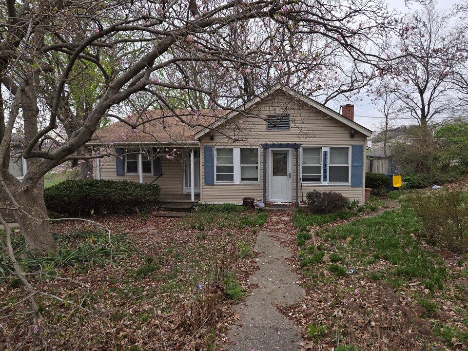 11324 E Park St in Sugar Creek, MO - Building Photo