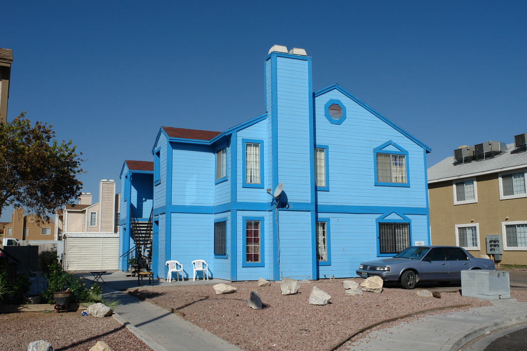 908 Staffordshire Cor in Las Vegas, NV - Building Photo