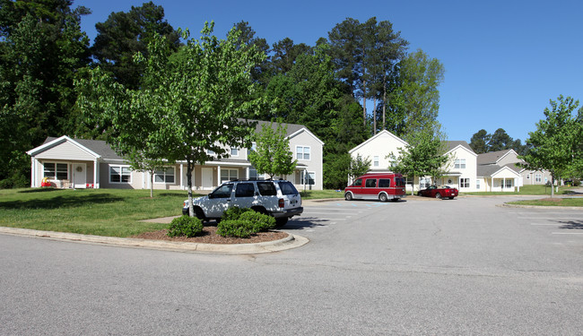 200 Mcdowell Dr in Wake Forest, NC - Foto de edificio - Building Photo