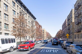 34 Post Avenue in New York, NY - Foto de edificio - Building Photo