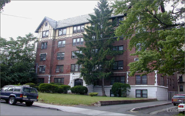 The Majestic in Orange, NJ - Foto de edificio - Building Photo