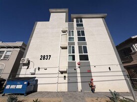 2837 San Marino St in Los Angeles, CA - Building Photo