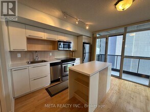 25 Carlton St. in Toronto, ON - Building Photo - Building Photo