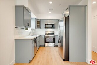 4866 1/2 Pickford St in Los Angeles, CA - Building Photo - Building Photo