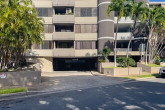 Kapiolani Banyan in Honolulu, HI - Foto de edificio - Building Photo