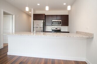 4447 N Kedzie Ave, Unit 412 in Chicago, IL - Building Photo - Building Photo