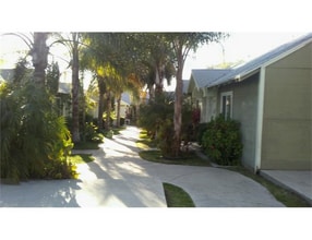 2115 N Raymond Ave in Altadena, CA - Building Photo - Building Photo