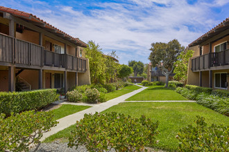 112 Pacific Pointe Apartments in Tustin, CA - Foto de edificio - Building Photo