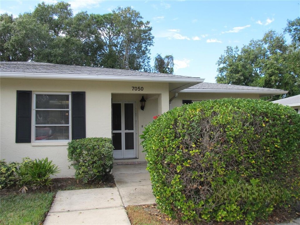 7050 W Country Club Dr N in Sarasota, FL - Building Photo