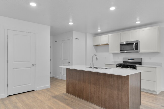 1498 720 N in Salem, UT - Building Photo - Building Photo