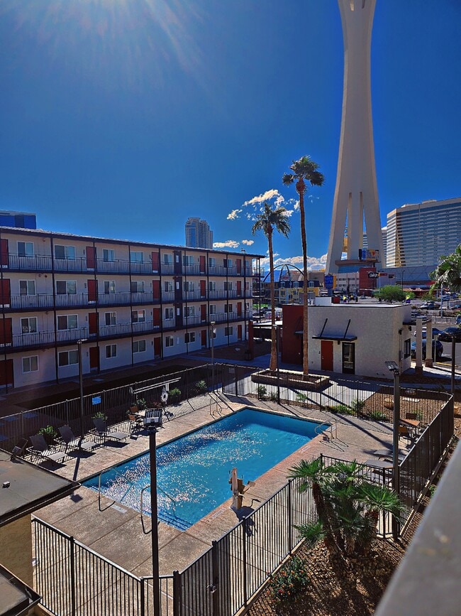 Courtyard 525 Apartments