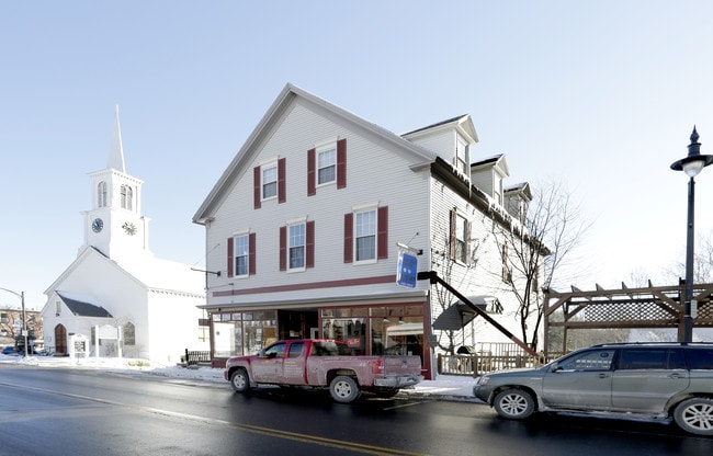 141 Main St in Newmarket, NH - Building Photo - Building Photo