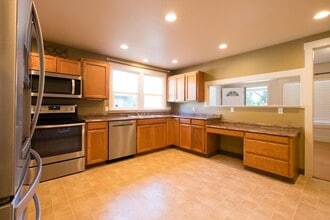 1543 Pacific Ave in Forest Grove, OR - Building Photo - Building Photo