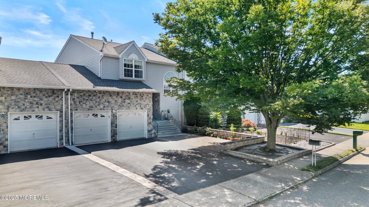 7 Warbler Rd in Marlboro, NJ - Building Photo
