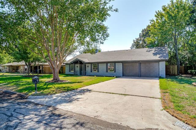 1225 Crestwood Dr in Cleburne, TX - Building Photo - Building Photo