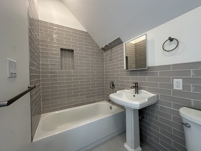 2045 N Damen Ave, Unit Coach House in Chicago, IL - Building Photo - Building Photo