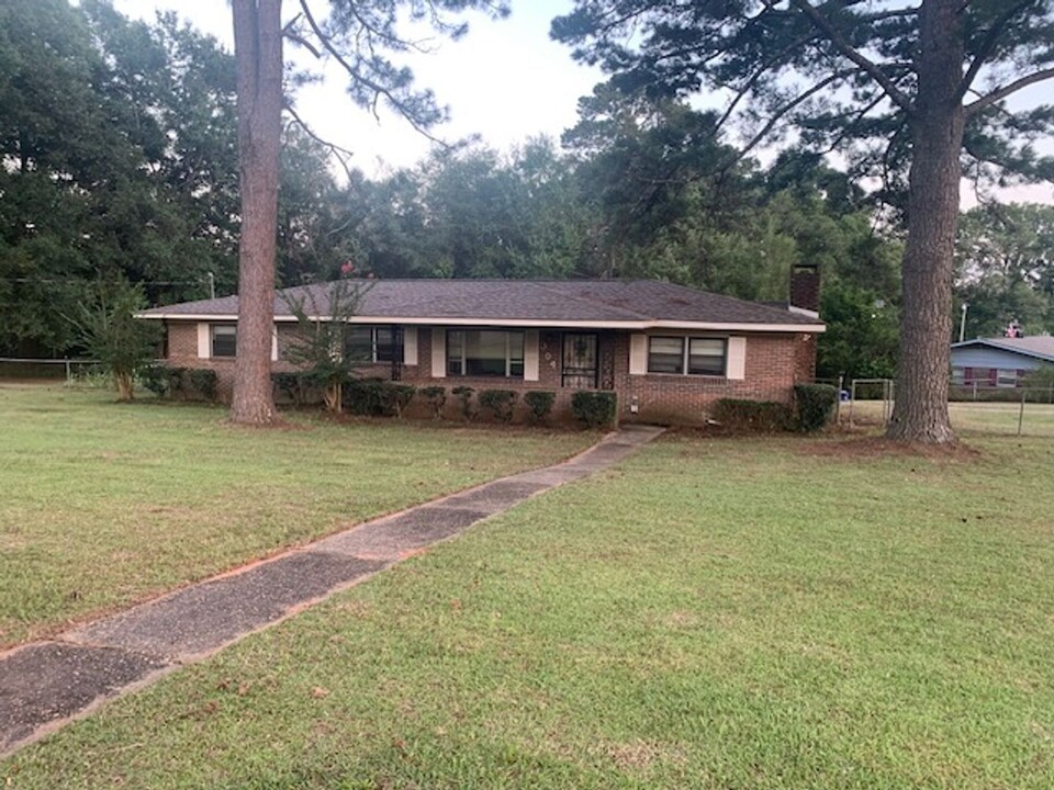 304 Hudson Cir in Ozark, AL - Building Photo