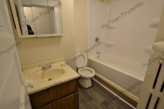 213 N Hickory St, Unit BS in Joliet, IL - Foto de edificio - Building Photo