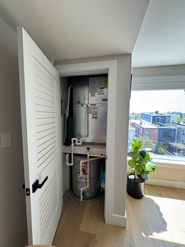 919 12th St NE, Unit 405 in Washington, DC - Building Photo - Building Photo