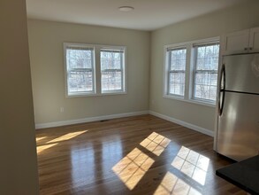 12 Railroad Ave in Foxboro, MA - Foto de edificio - Building Photo