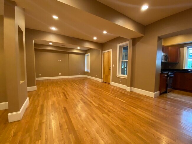 1592 Beacon St, Unit 1 in Brookline, MA - Building Photo - Building Photo