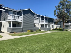 Harbor Village Apartments in Costa Mesa, CA - Building Photo - Building Photo