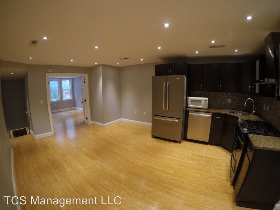 319 S Juniper St in Philadelphia, PA - Building Photo