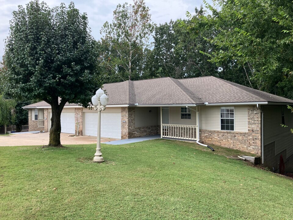 8629 Golf Creek Dr in Rogers, AR - Building Photo