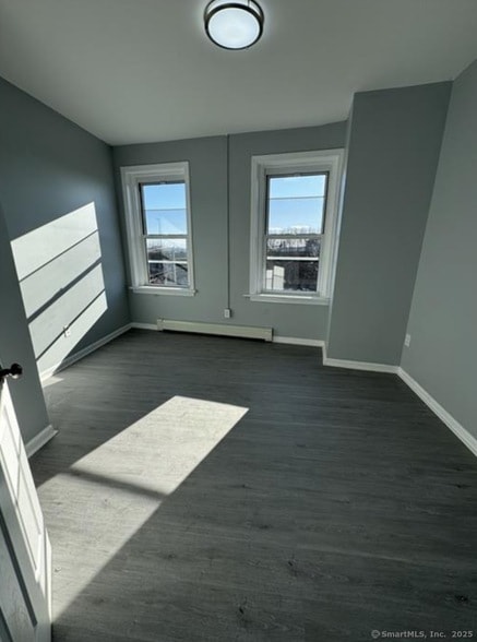 413 E Main St, Unit 2 in Bridgeport, CT - Foto de edificio - Building Photo