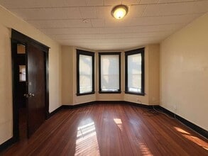 327 Bassett St, Unit 2 in New Haven, CT - Foto de edificio - Building Photo