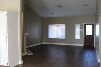 7031 Via Del Mar in Bakersfield, CA - Building Photo - Building Photo