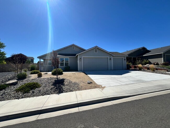 845 Garnet Way in Fernley, NV - Building Photo - Building Photo