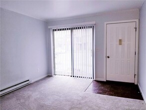 279 Redstone Hill Rd, Unit 37 in Bristol, CT - Building Photo - Building Photo