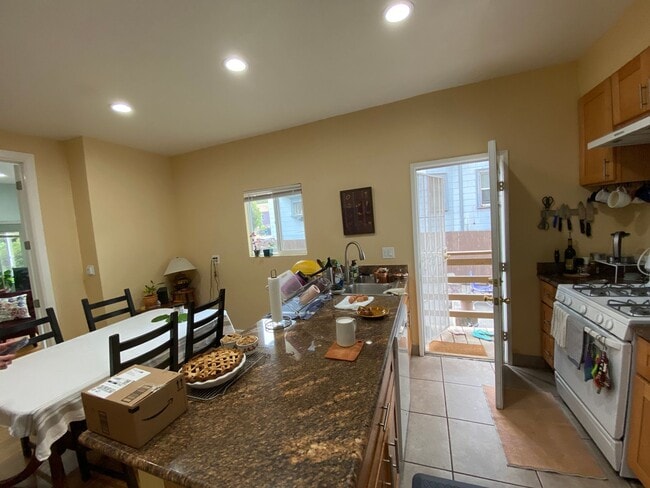property at 475 W MacArthur Blvd