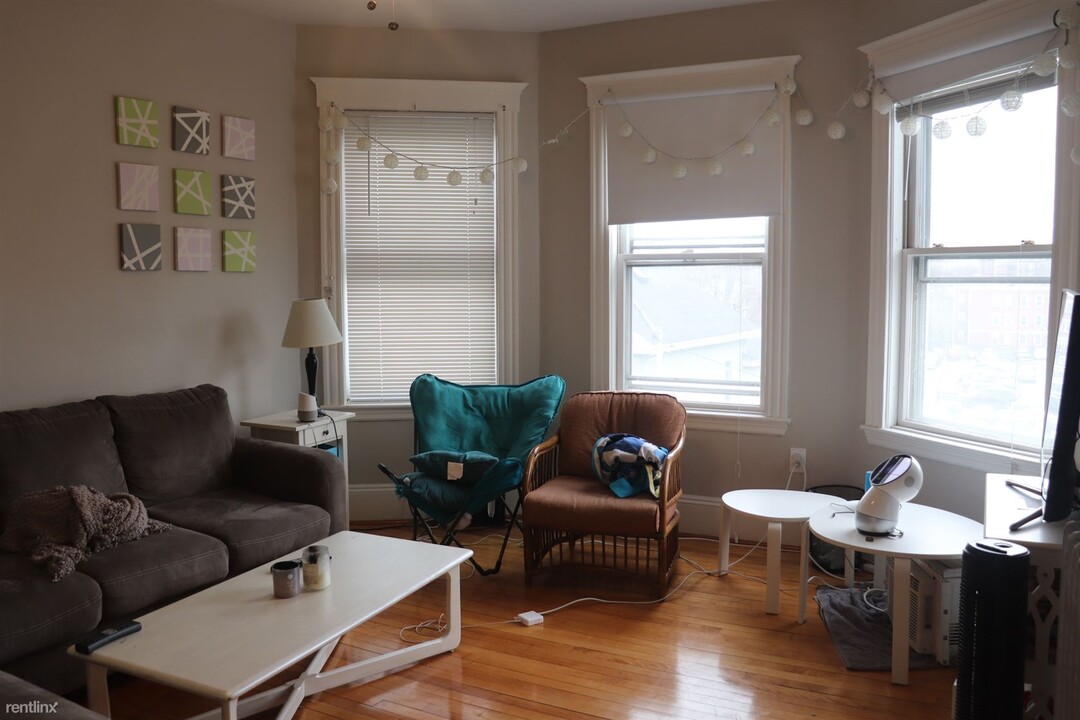 12 Pleasant St-Unit -Apt 3 in Cambridge, MA - Foto de edificio
