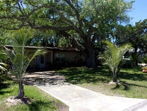205 Zoratoa Ave in St. Augustine, FL - Foto de edificio - Building Photo