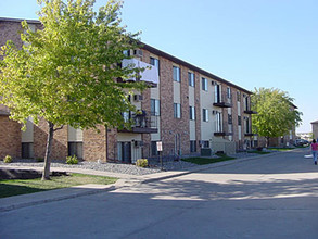 Granger Court in Fargo, ND - Building Photo - Building Photo