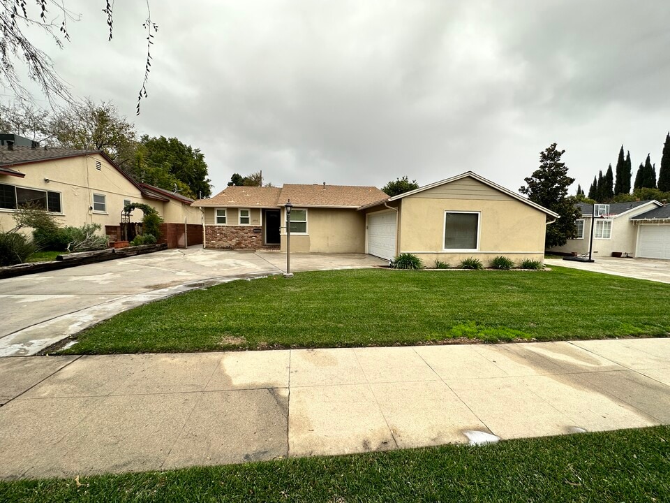 8950 Etiwanda Ave in Northridge, CA - Building Photo