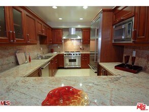 11911 Mayfield Ave, Unit 102 in Los Angeles, CA - Building Photo - Building Photo