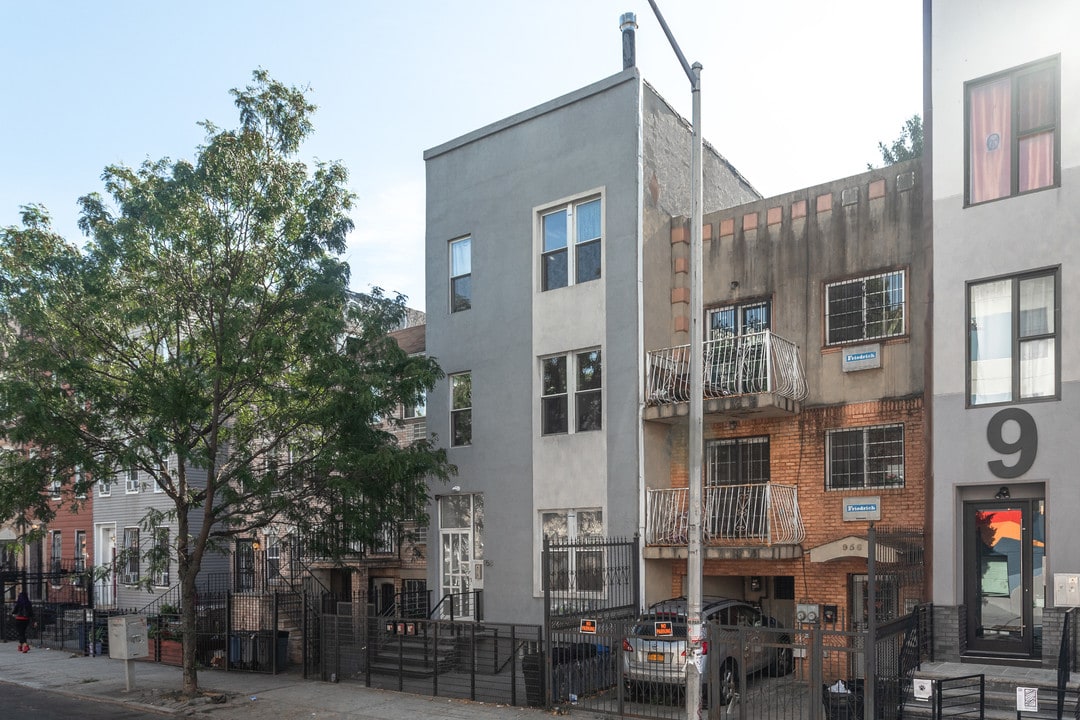 958 Madison St in Brooklyn, NY - Building Photo