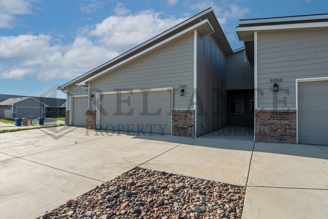 5281 N Toben Ct in Bel Aire, KS - Building Photo - Building Photo