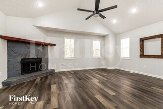 4412 Lucy Ln SW in Snellville, GA - Foto de edificio - Building Photo