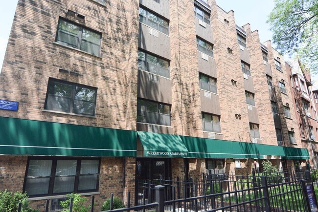 property at 663 W Wrightwood Ave