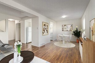 Queen's Way Court in Brooks, AB - Building Photo