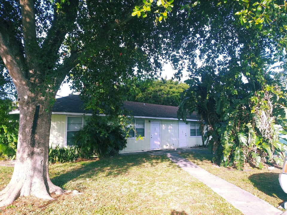 3842 Dale Rd in West Palm Beach, FL - Building Photo