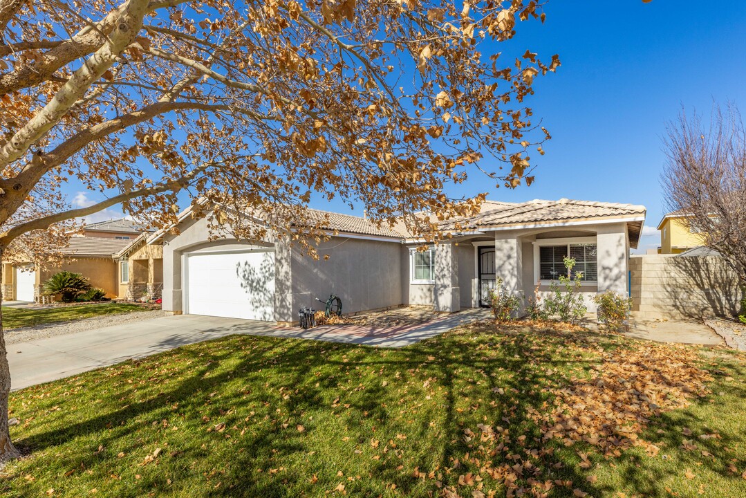 3643 Drysdale Dr in Lancaster, CA - Building Photo