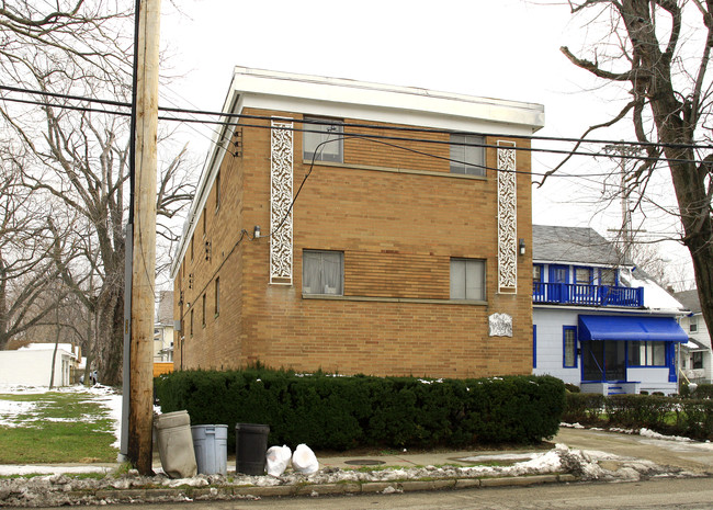 Beach Manor Apartments in Cleveland, OH - Building Photo - Building Photo