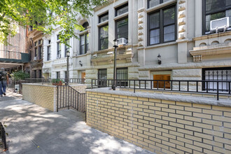 66 W 82nd St in New York, NY - Building Photo - Building Photo