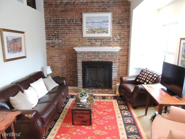 110 Charles St-Unit -Apt 4 in Boston, MA - Building Photo - Building Photo