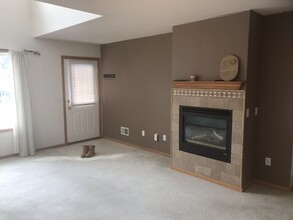 1239 Elmwood Ave in Shakopee, MN - Foto de edificio - Building Photo